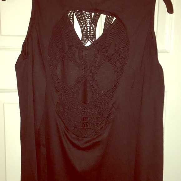 Tops - Skull back shirt